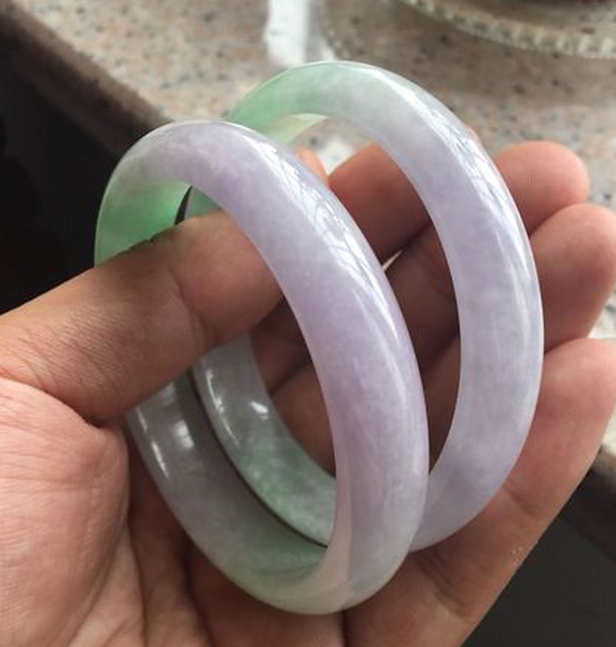 点击头像看直播# #翡翠手镯#价格不高的往往天然品质有限,多为冰呕蝌