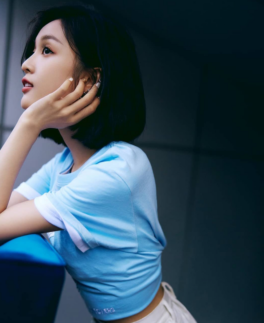 甜美可人的#吴宣仪# 清爽短发配t恤,娇嗔欲滴,美艳动人.