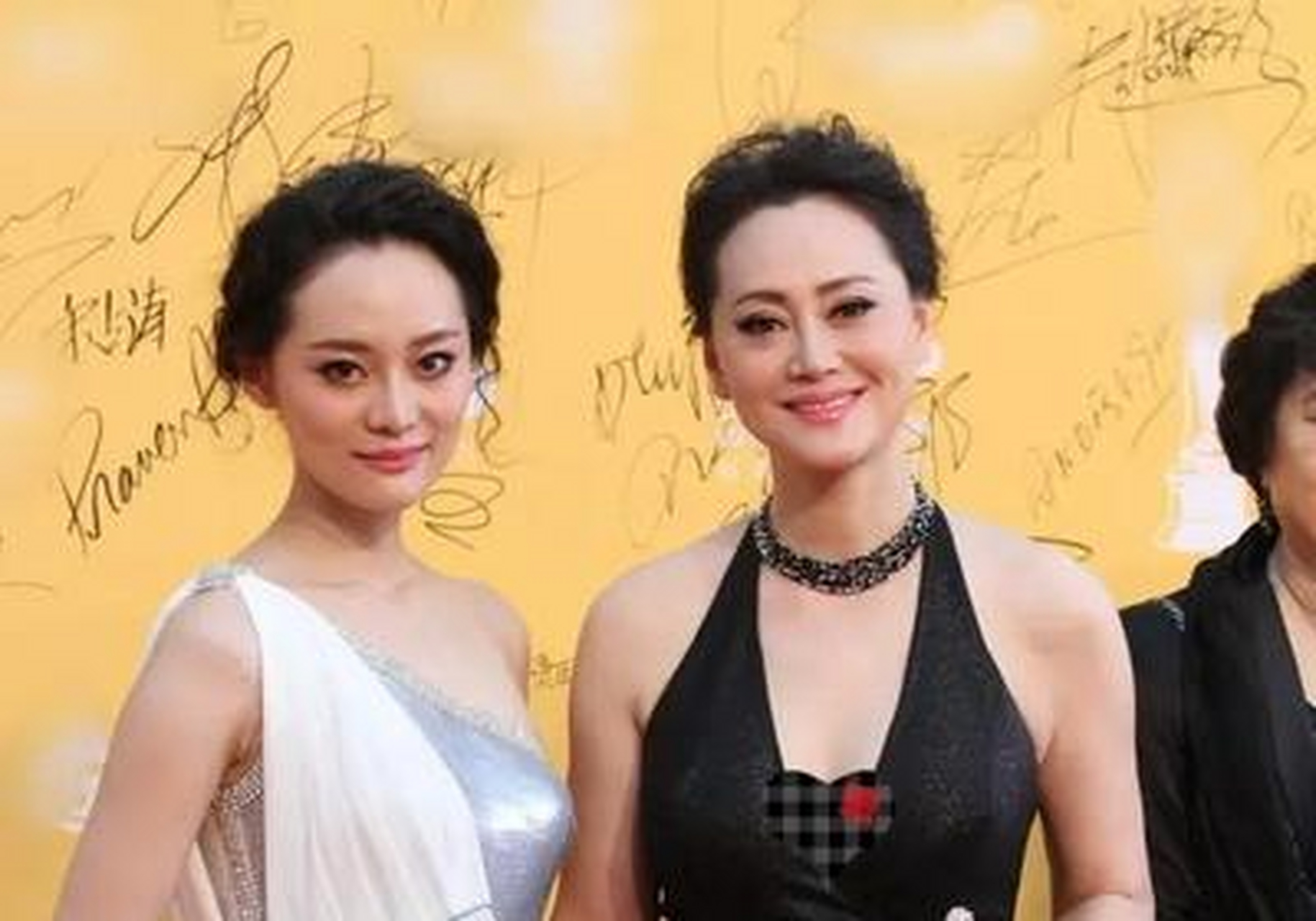 宋佳携女儿张楚楚一起出席活动,母女俩也太像了,女儿有点像孙俪.