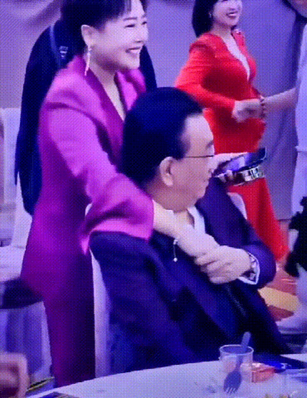 侯耀华# 【侯耀华出席活动举止暧昧】著名影视,小品演员侯耀华近日