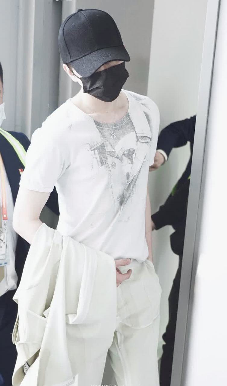 蔡徐坤机场餐拍更新,身穿米色西装搭配印花t恤,造型简约清爽,散发着