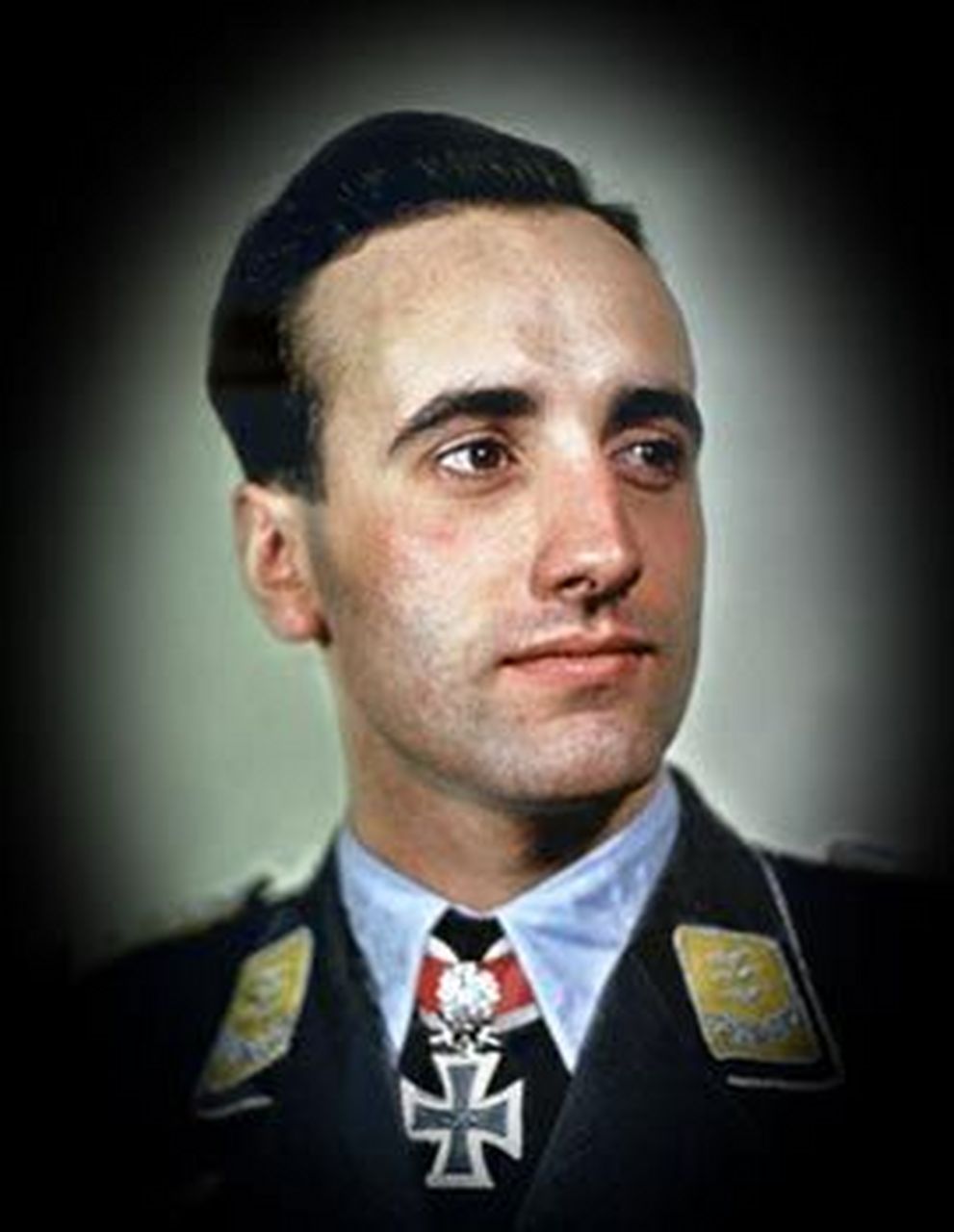 1922年2月16日,海因茨·沃尔夫冈·施瑙费尔出生在德国的斯图加特.