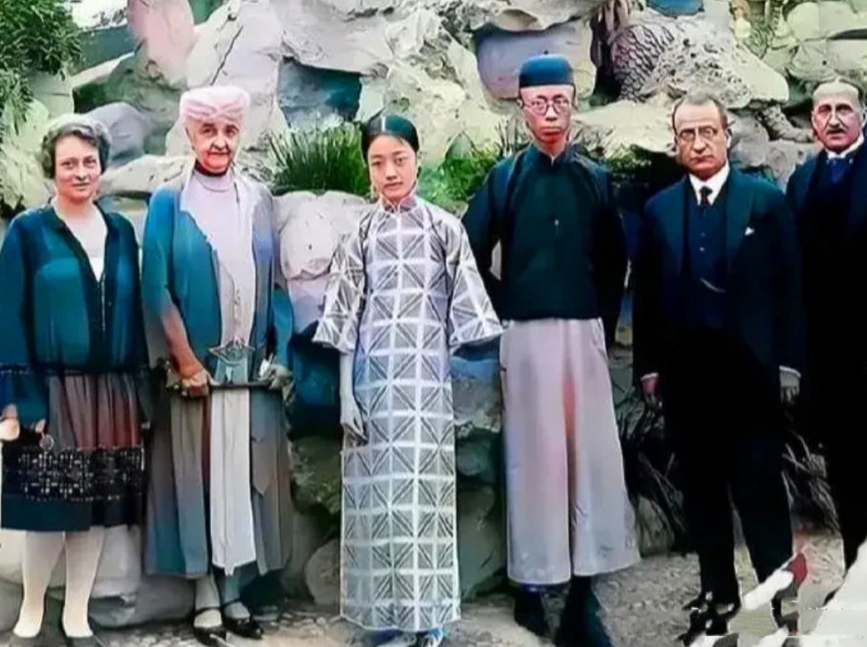 1922年,傅仪,婉容和外国友人在一起,虽然"末代皇帝"站在c位,但却没有