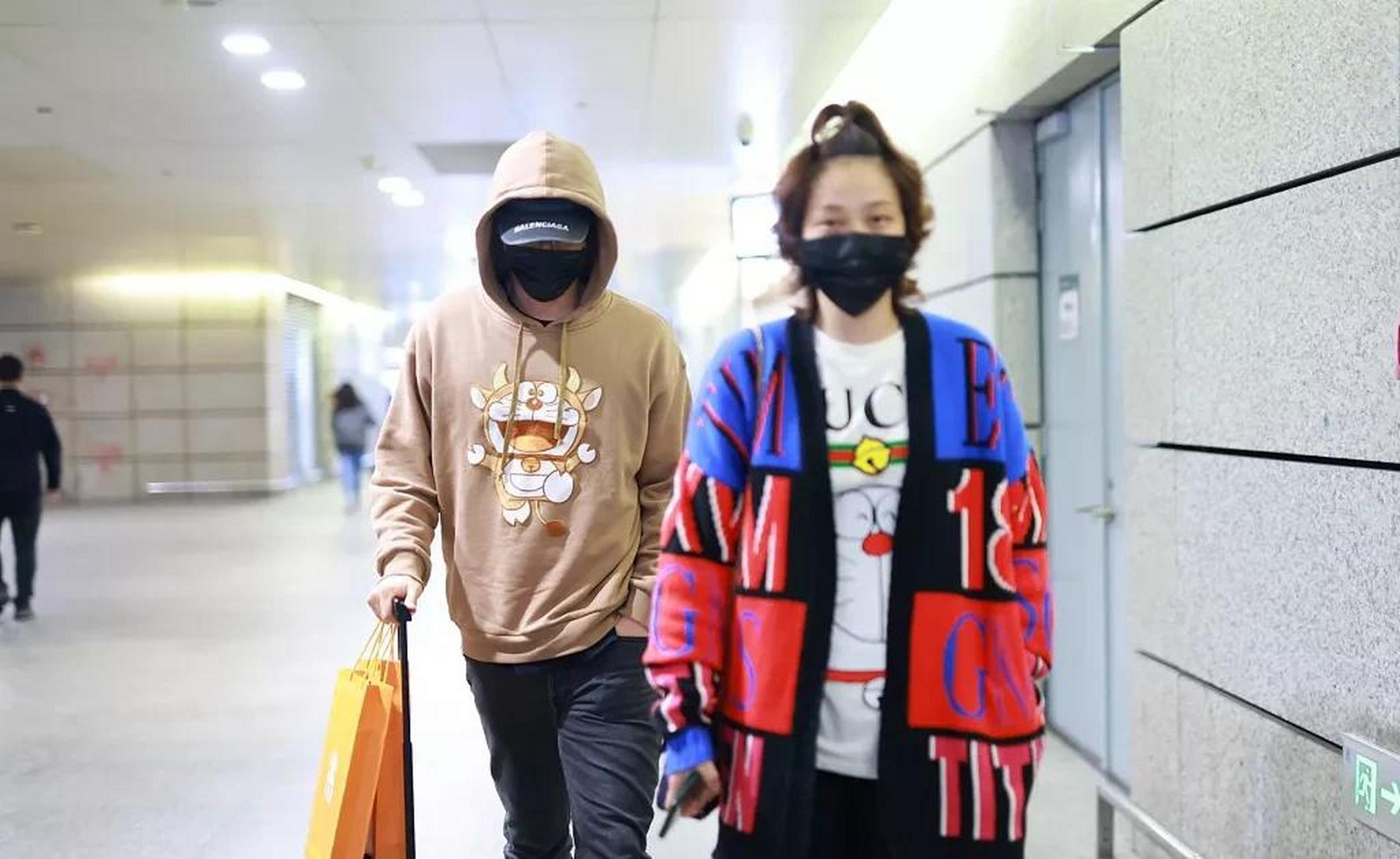 刘翔和妻子吴莎走机场.夫妻俩穿衣休闲,低调行走好般配.