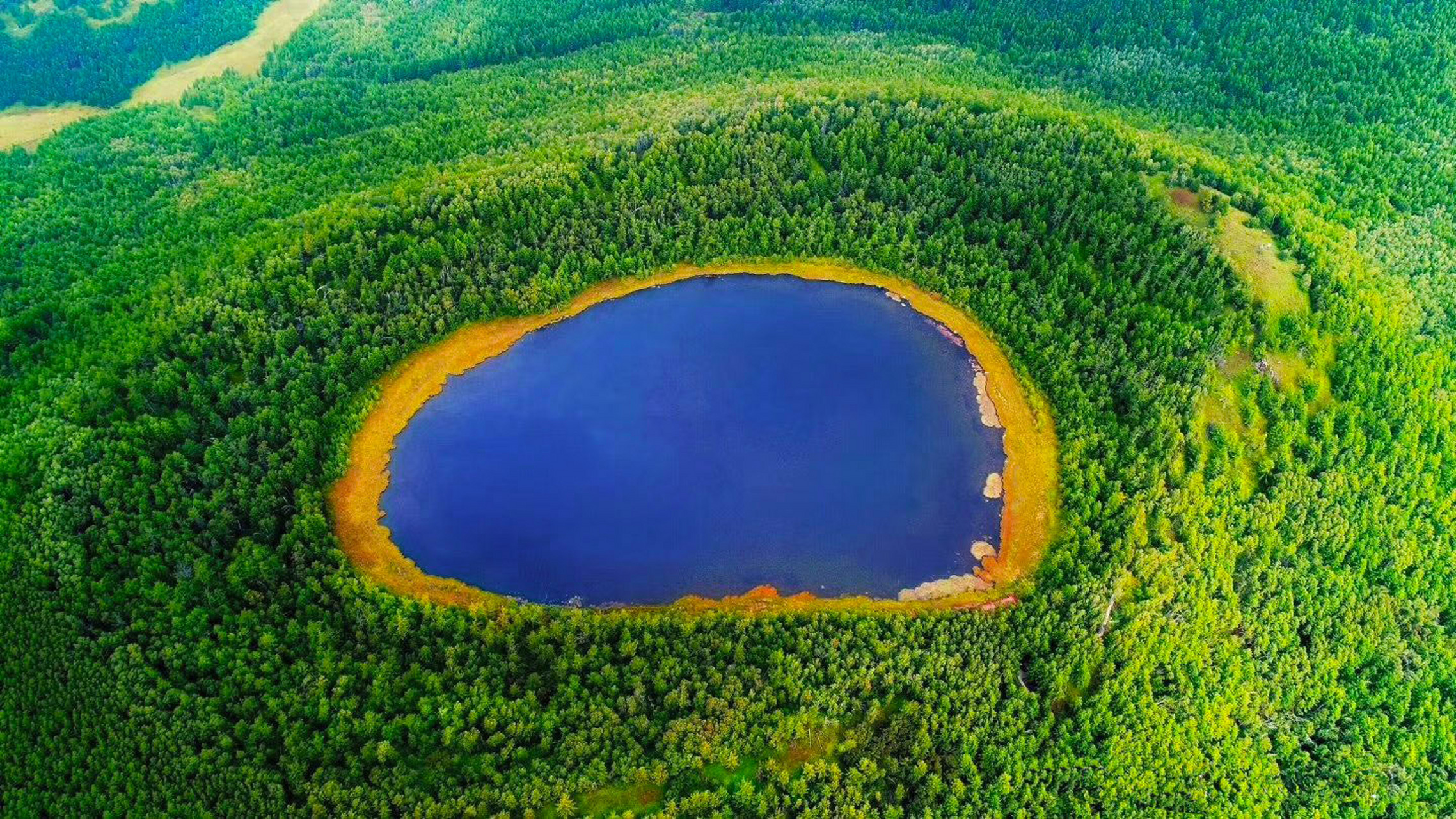 天池位于阿尔山市东北74公里天池岭上,海拔1332.