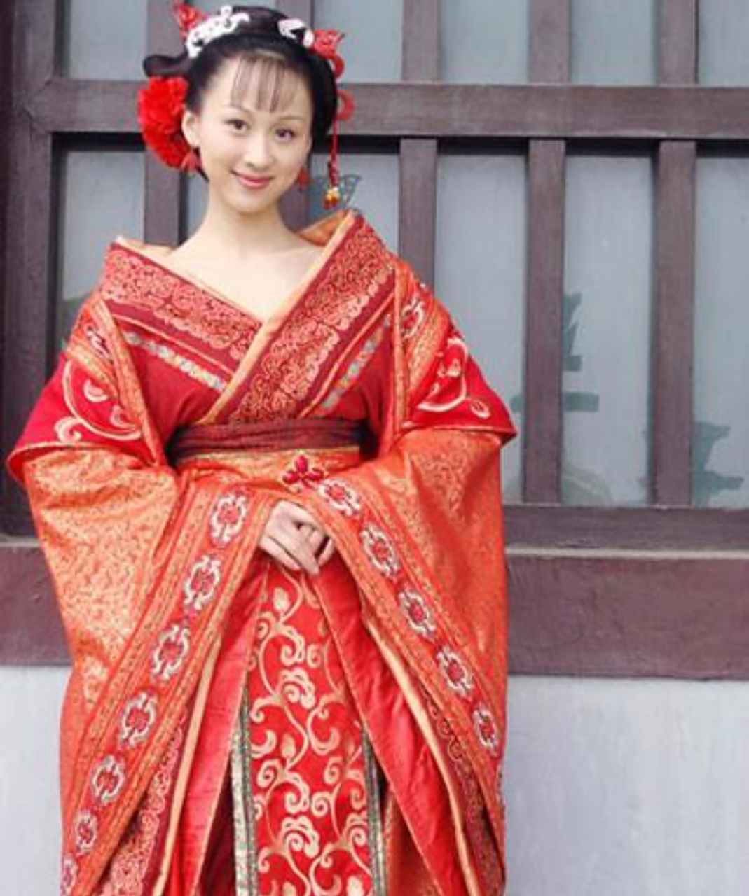 10年之后,成帝才知道许娥是冤枉的,却还是赐给许娥毒药.