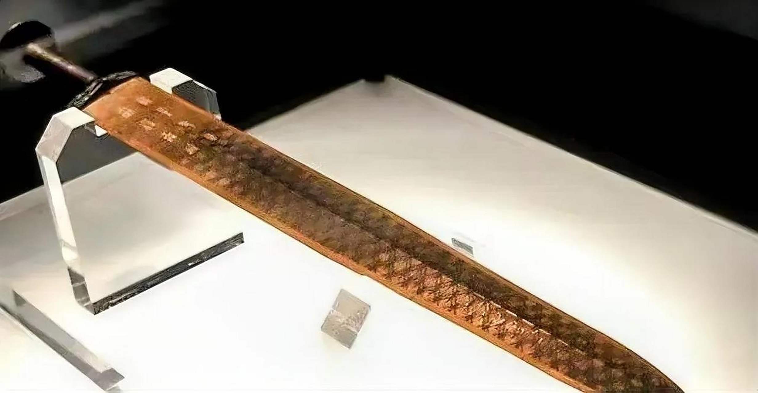 青铜剑是中国古代战争时期最为重要的兵器之一,其锻造技术在当时就