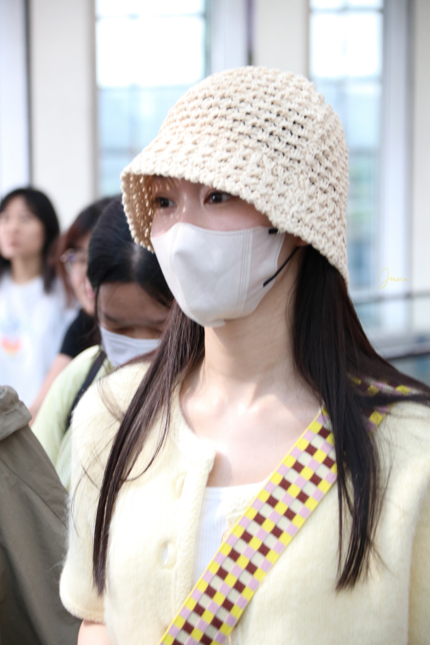 宋轶机场街拍,鹅黄色开衫搭配修身喇叭裤与渔夫帽,温柔清新!