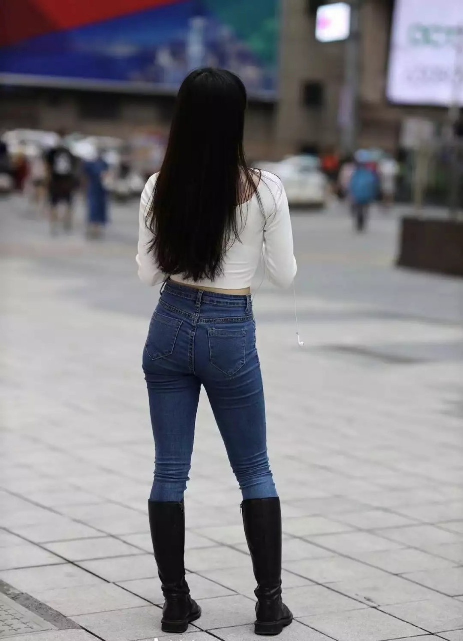 小姐姐一身蓝色紧身牛仔裤穿搭,身材纤细苗条气质轻熟脱俗