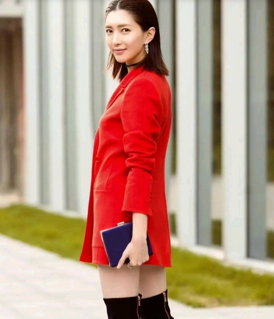 江疏影穿大红色中长款西装搭配黑色长筒靴,气场满满,又酷又飒~!