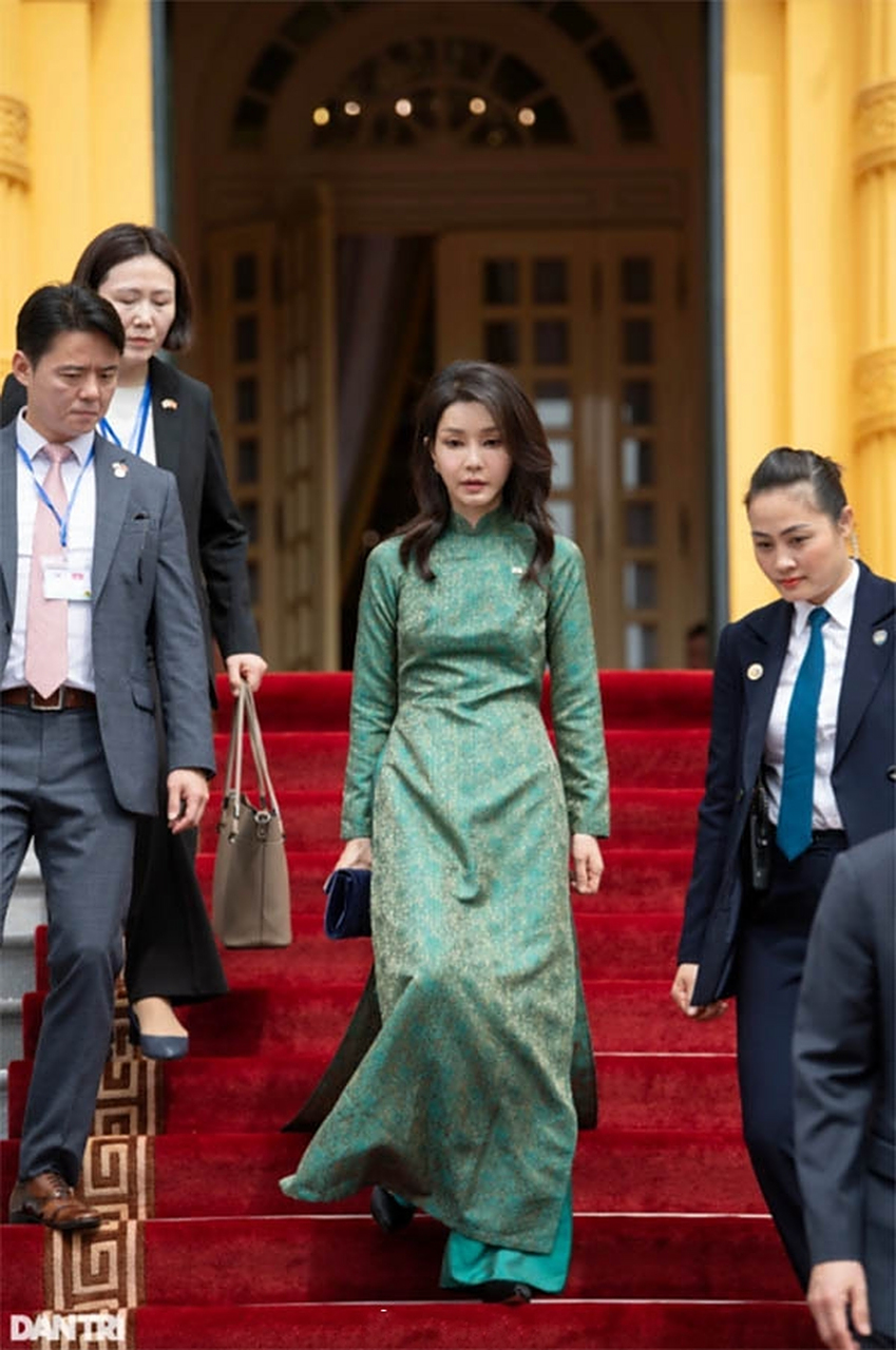 韩国第一夫人穿越南传统服装出镜 大家都知道金建希