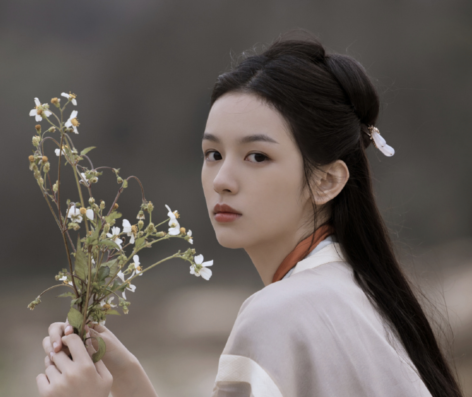 周也晒出一组古装撑伞照片,清丽婉约,很美 《山河令》中周也饰演的阿