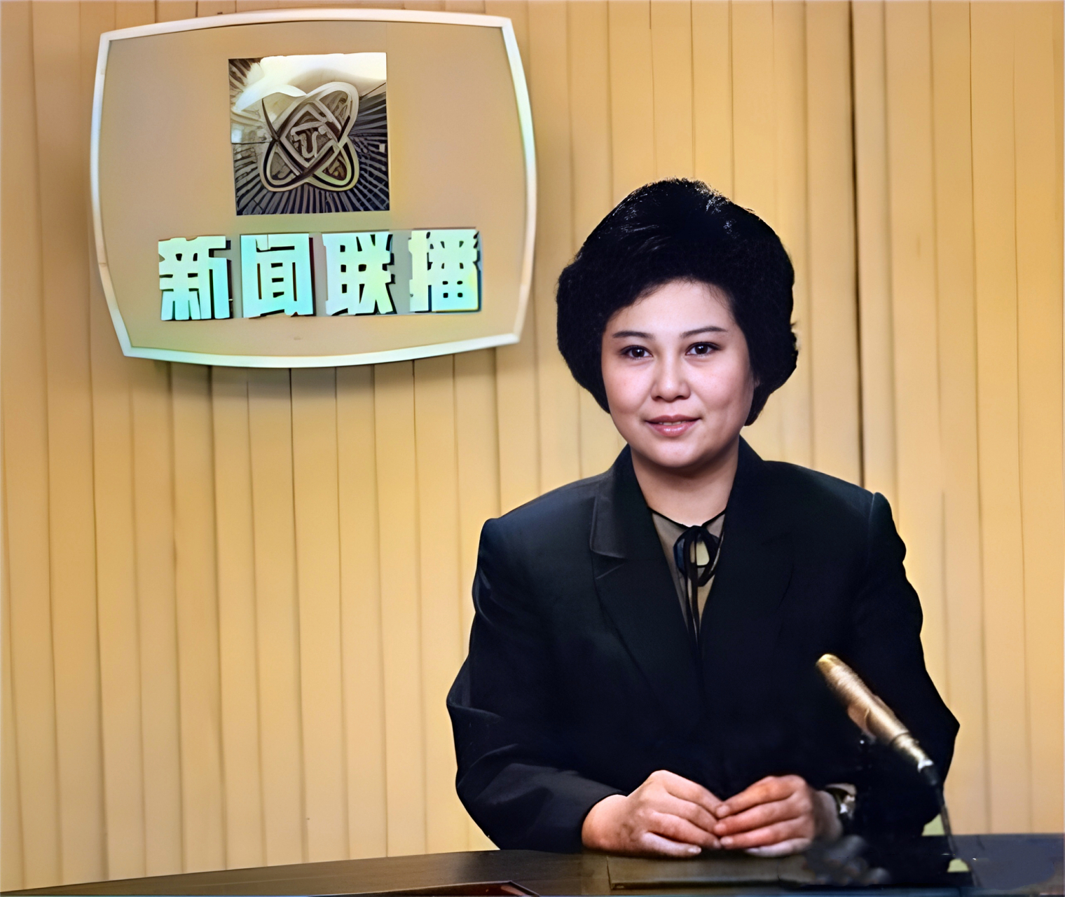 作为第一代播音员,李娟的特点是正襟危坐,端庄大方