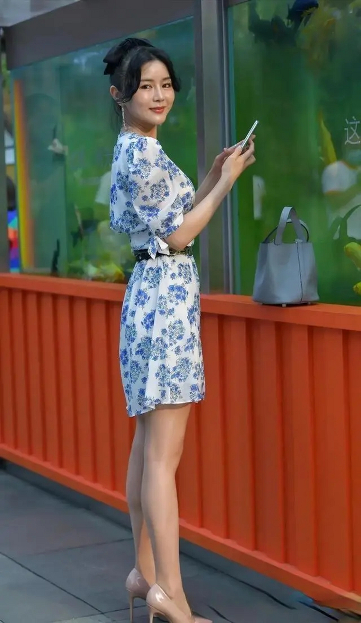 蓝色碎花连衣裙配高跟鞋,塑造长腿美女的风范,气质独特