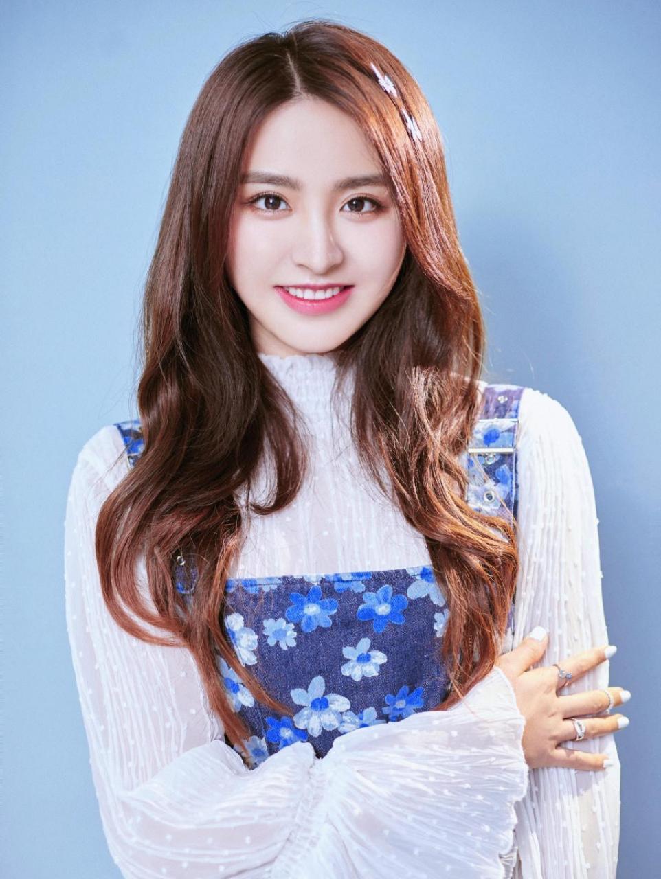 「金子涵」蓝色印花裙的甜美写真
