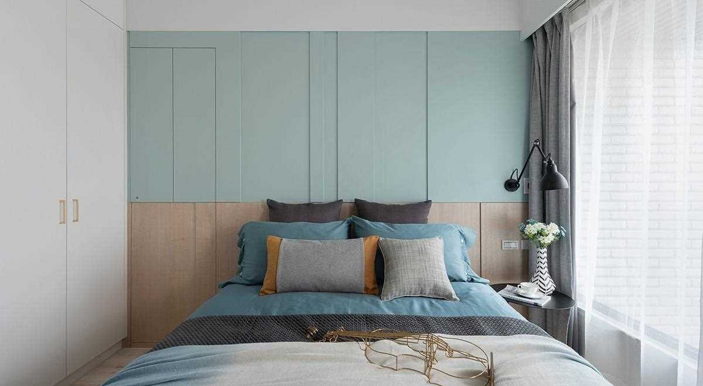 床头背板改用低彩灰绿搭衬温润木质,塑造悠然自在氛围,同时植入女主人