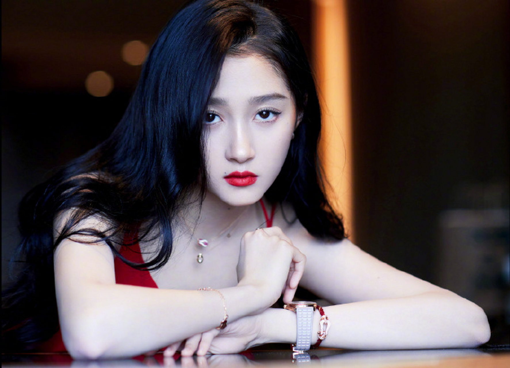 关晓彤一袭开衩红裙搭配红玫瑰造型,被吹乱的发丝微遮脸,极简风高开叉