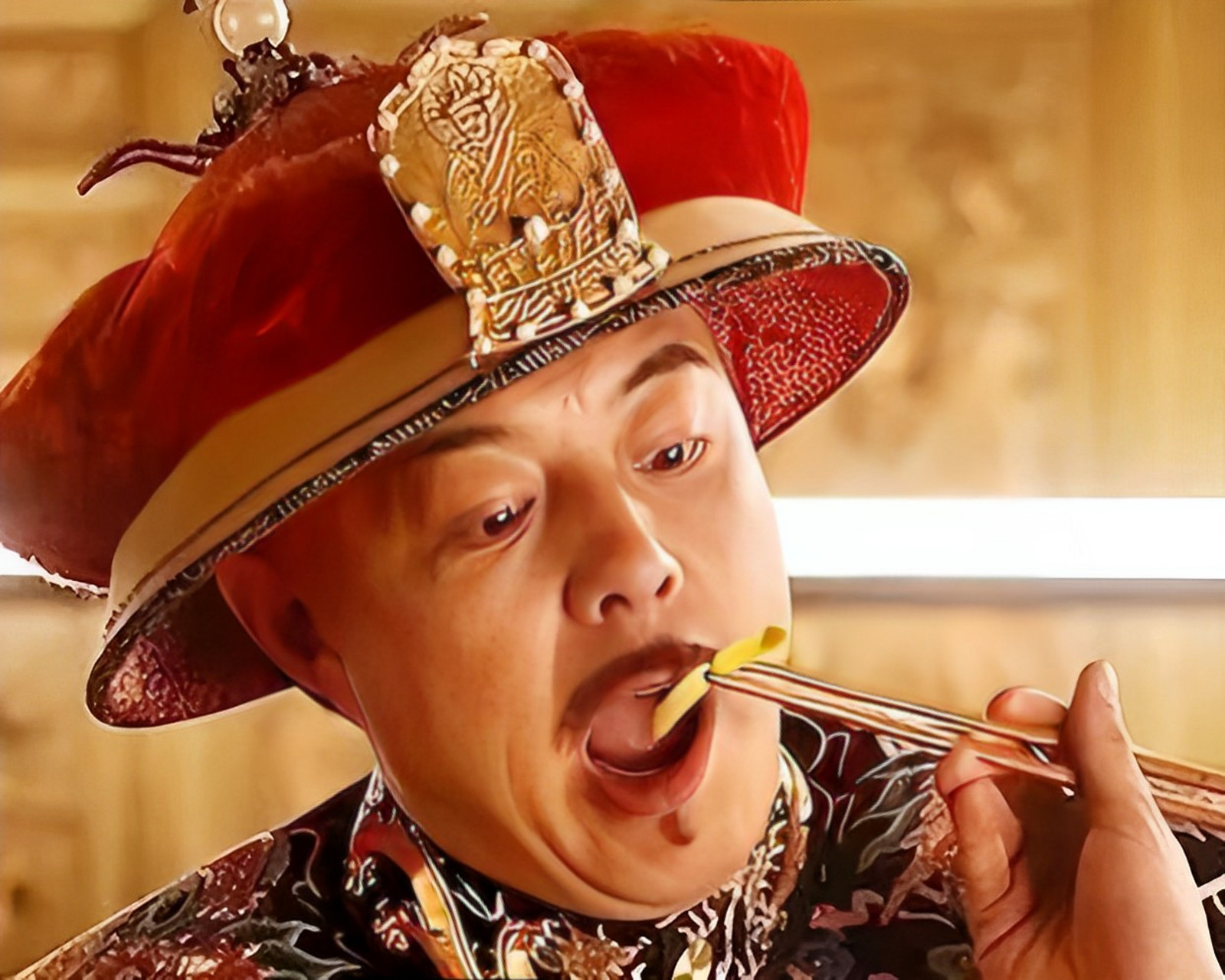 旁边的宫女们都羡慕嫉妒恨的看着他.