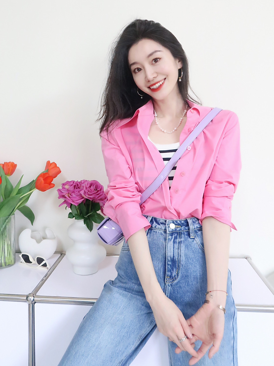 粉衬衫搭配蓝色牛仔裤绝了 很韩系又少女一整个爱住 姐妹们如果觉得单