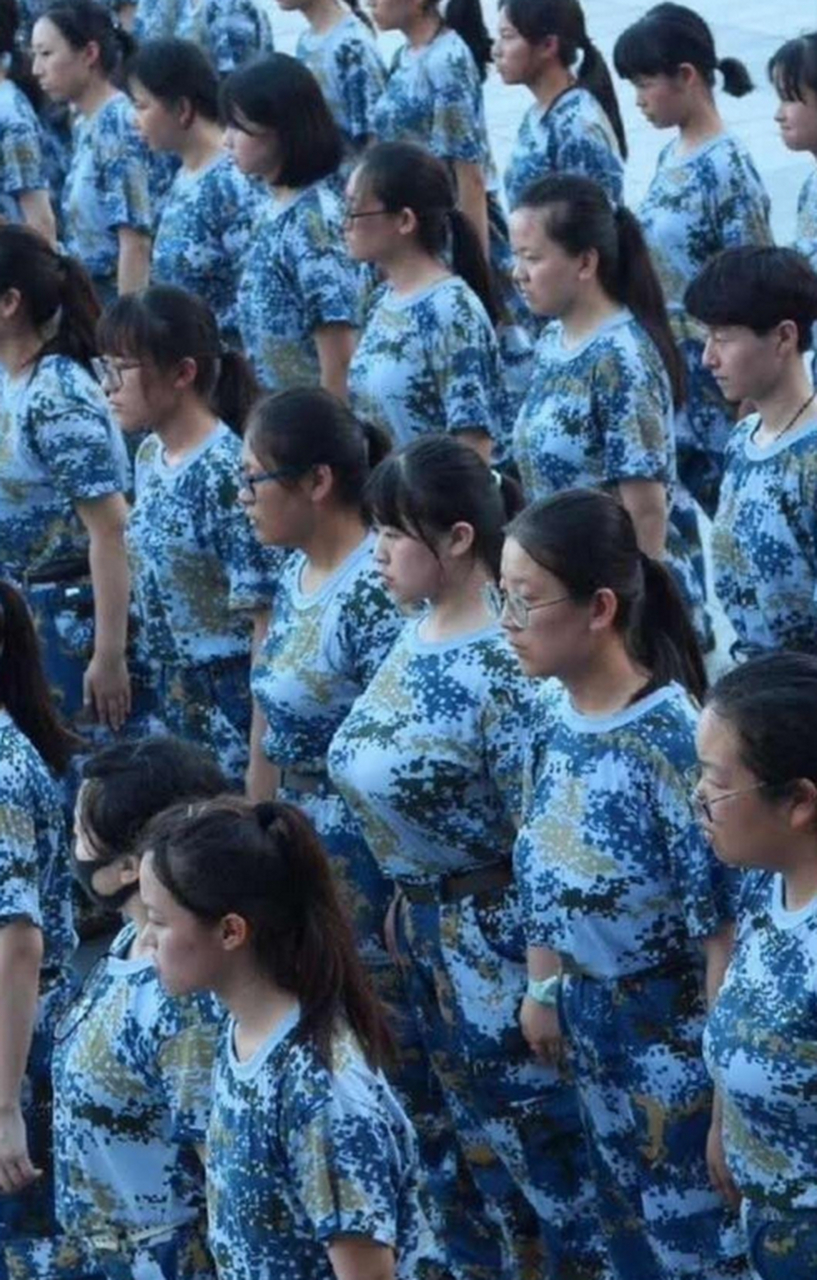 一张多年以前的大一女生军训照!你发现亮点了吗?