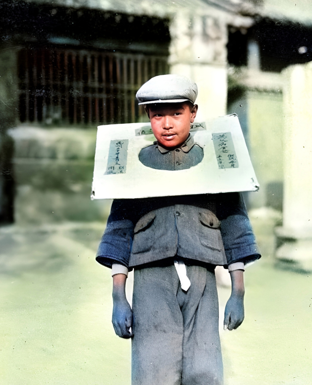 民国初年,南京,两名警察抓捕了两名犯人,并在犯人的胸前贴上了犯人的