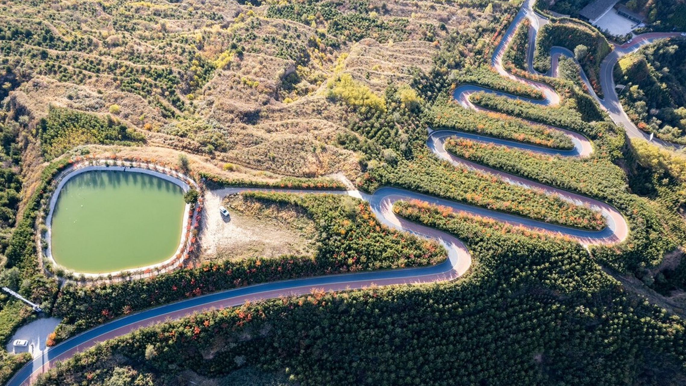 山西太原东西山旅游公路有"云端上的彩虹路"之称,山林水色,群山相望