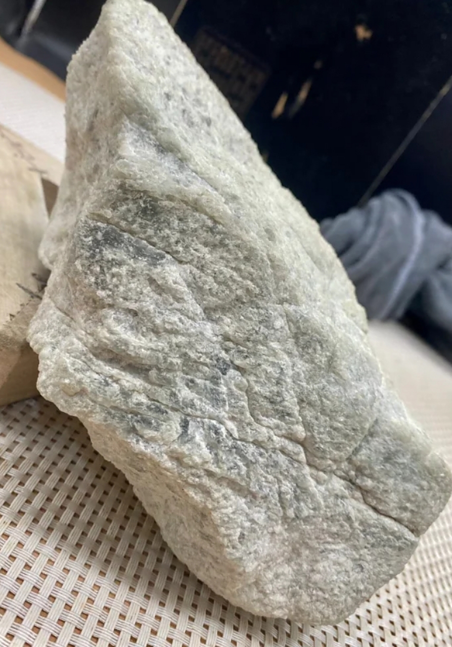 点击头像看直播# #翡翠原石#2公斤 木纳白盐沙 大冰料 肉质发黑 扯噜