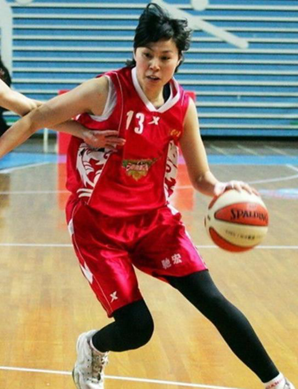 中国女子篮球队员李明阳,于2012年假装身边,逃避锻炼,潜入日本后,放弃