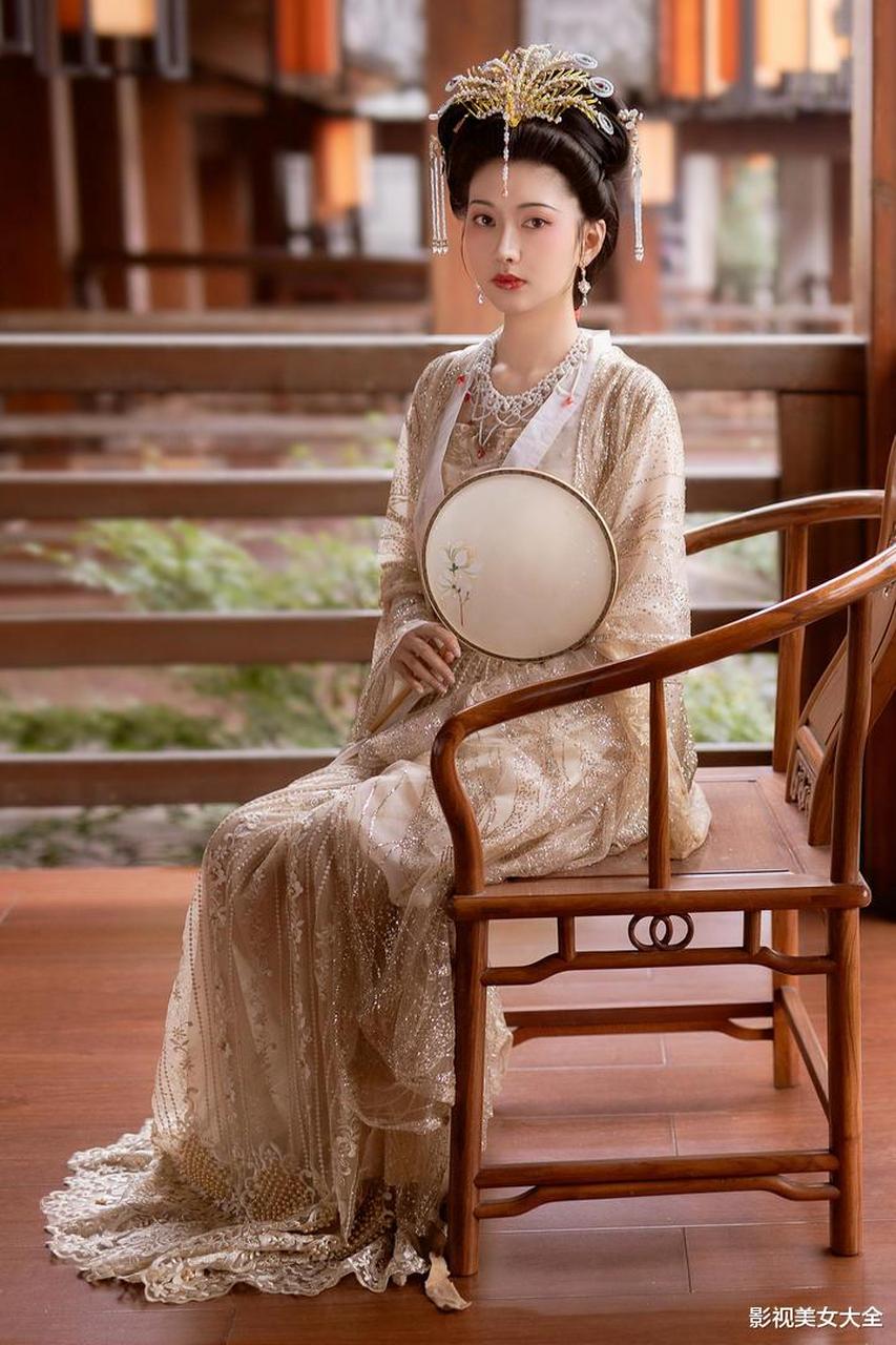 古代王妃,十八线跑龙套女明星,今年26岁还单身,高颜值气质型美女