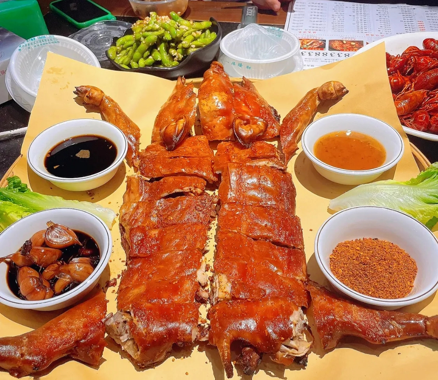 烤乳猪是广东大型宴席上必上的菜,菜中上品.