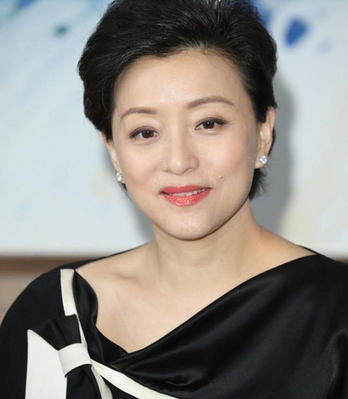 央视的著名主持人杨澜,穿黑色连衣裙配短发,气质出众,自带光环,十分有