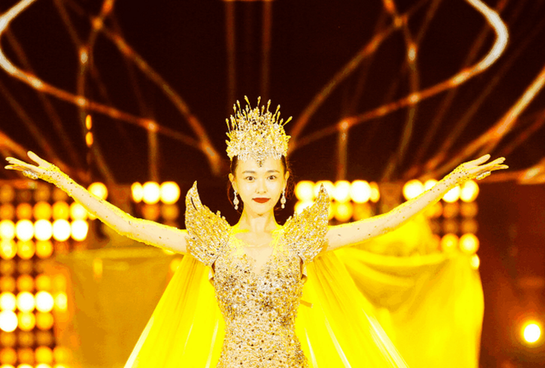 2016年,33岁的唐嫣成为了第六位"金鹰女神",先后出演了许多的热播影视