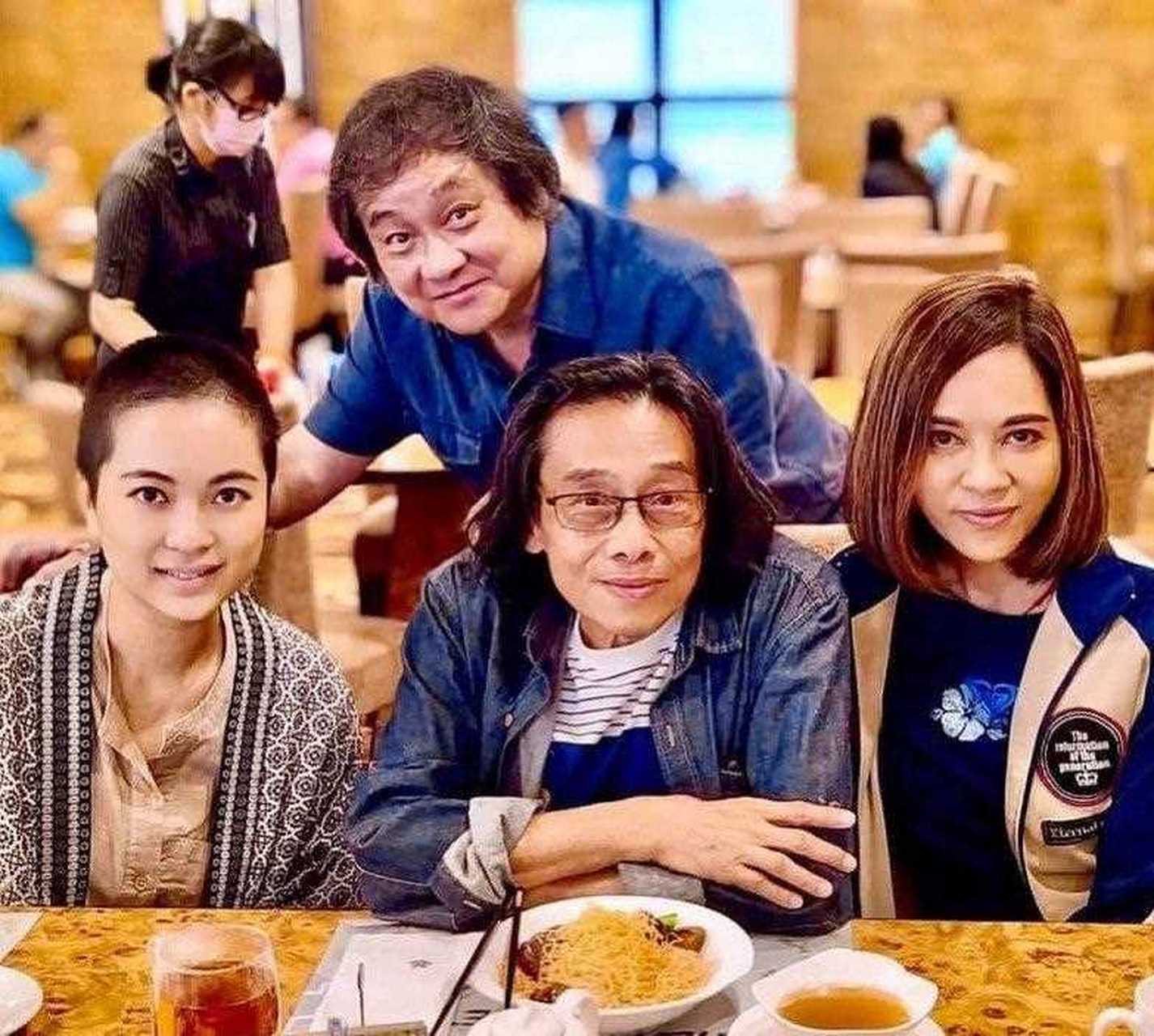 现年76岁的泰迪罗宾(本名关维鹏)年幼时因不慎摔倒,跌断脊椎,加上细菌