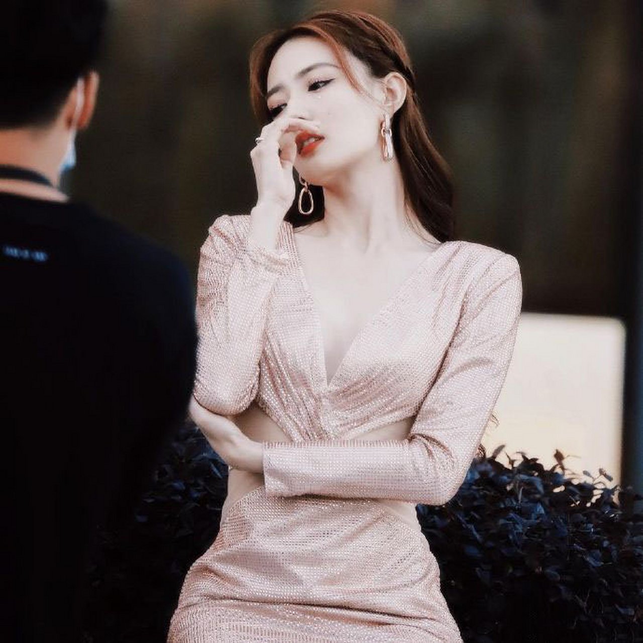 徐璐化身人鱼公主,身穿修身镂空亮片裙亮相,凹凸曲线够迷人!