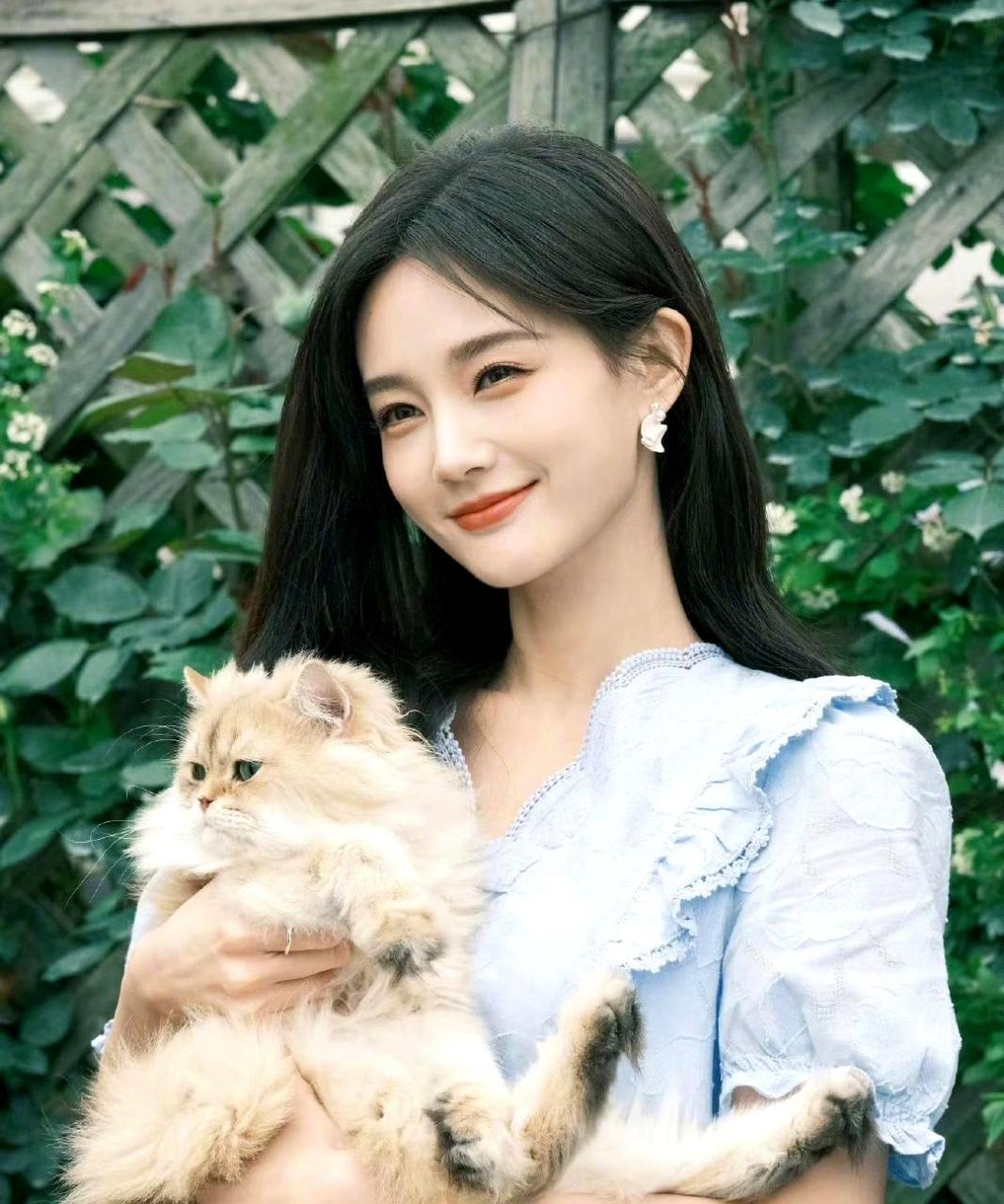 李一桐在公园和猫咪玩耍,她可爱的形象深受粉丝喜爱,笑容甜美动人.