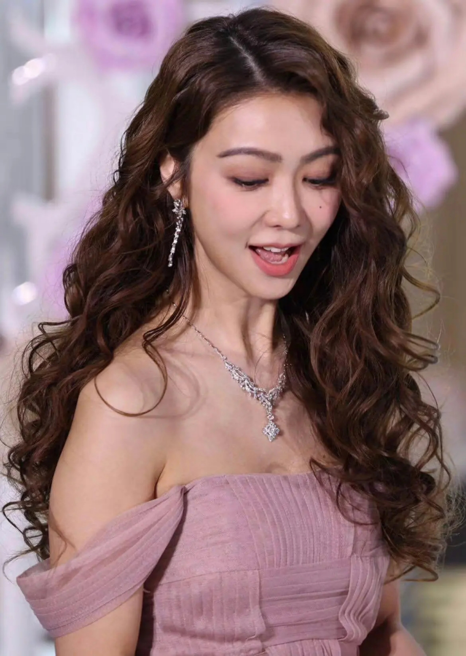 薛凯琪活动生图美出圈,我真不敢相信,她已经有40多岁了.