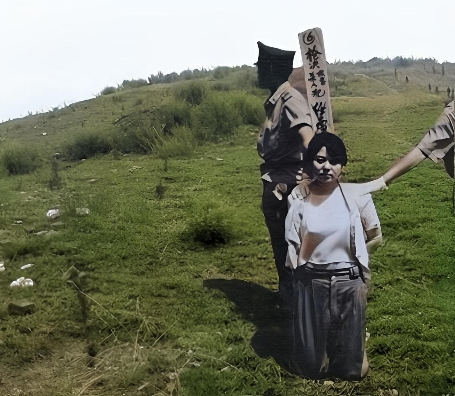 1993年,任雪即将被执行死刑的照片在媒体上流传,引起公众关注的不仅是