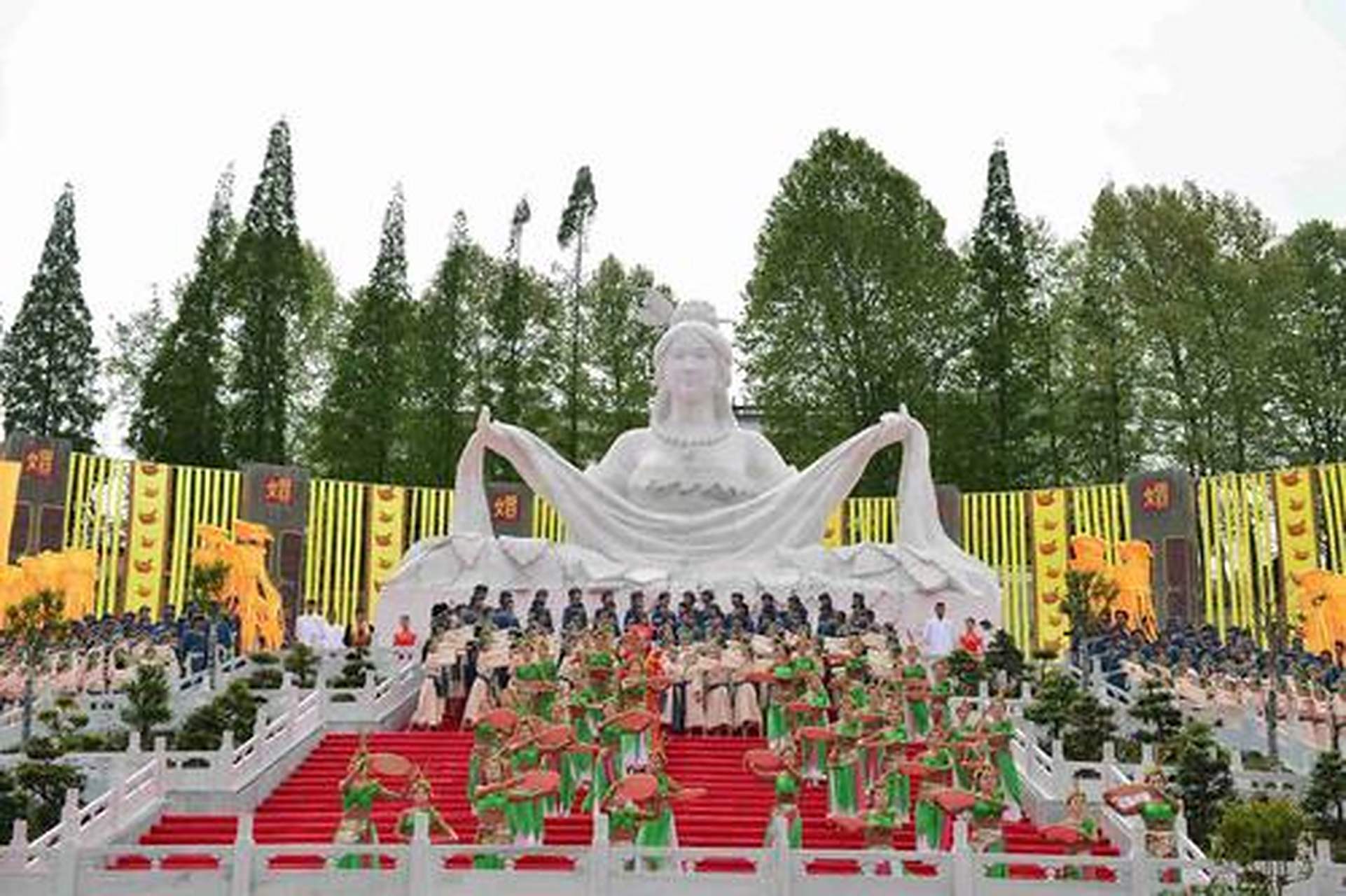 嫘祖是西陵氏的女儿,传说中黄帝的元妃.