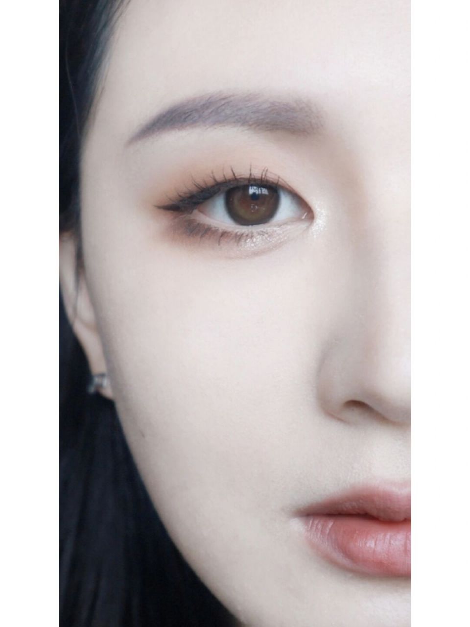 金高银女神的美丽真是无法言喻,她的眼妆更是让人百看不腻