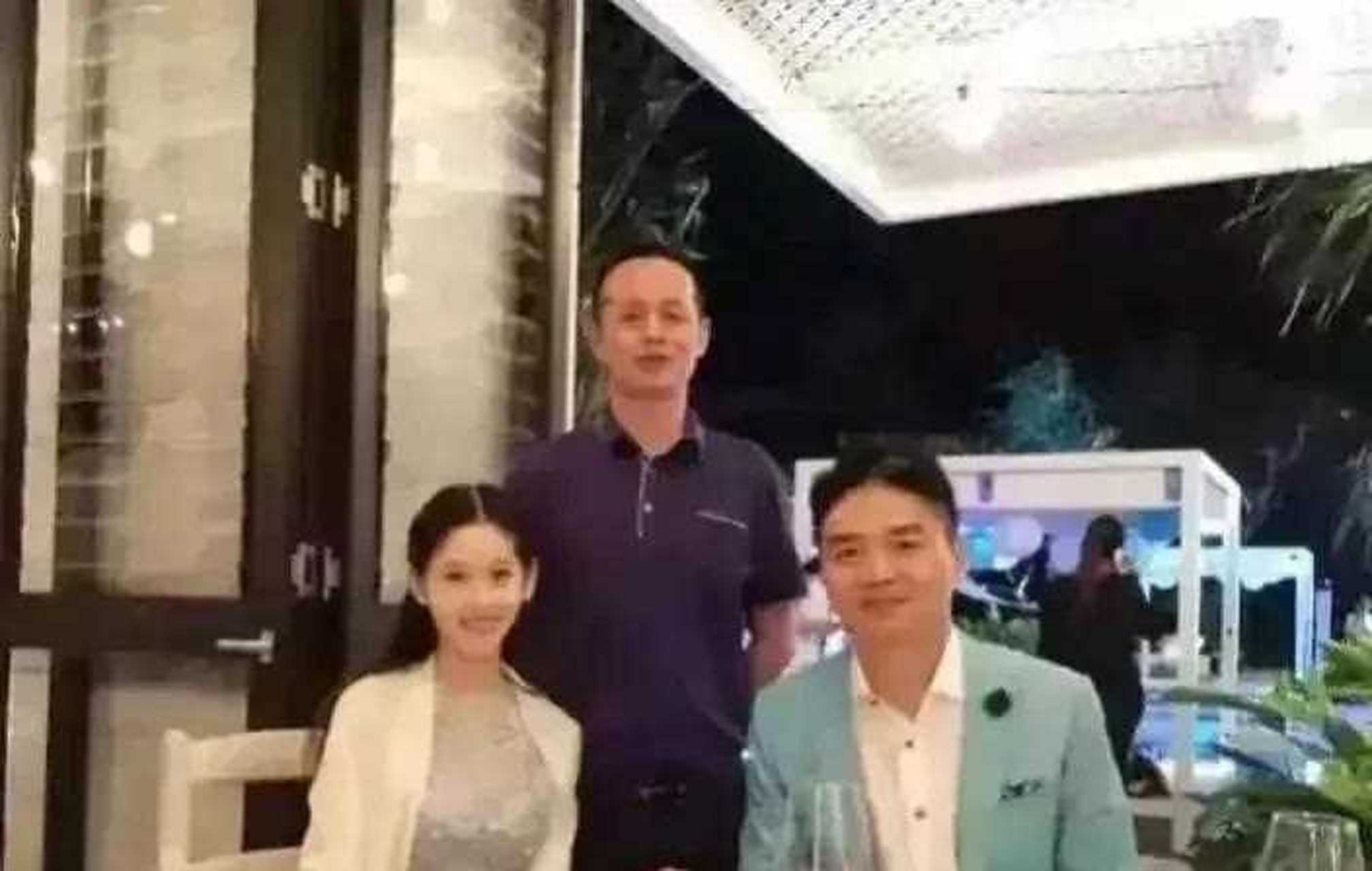 劉強東和老丈人的一張合影,被網友吐槽:不懂禮節,旁邊有位子,也不讓老