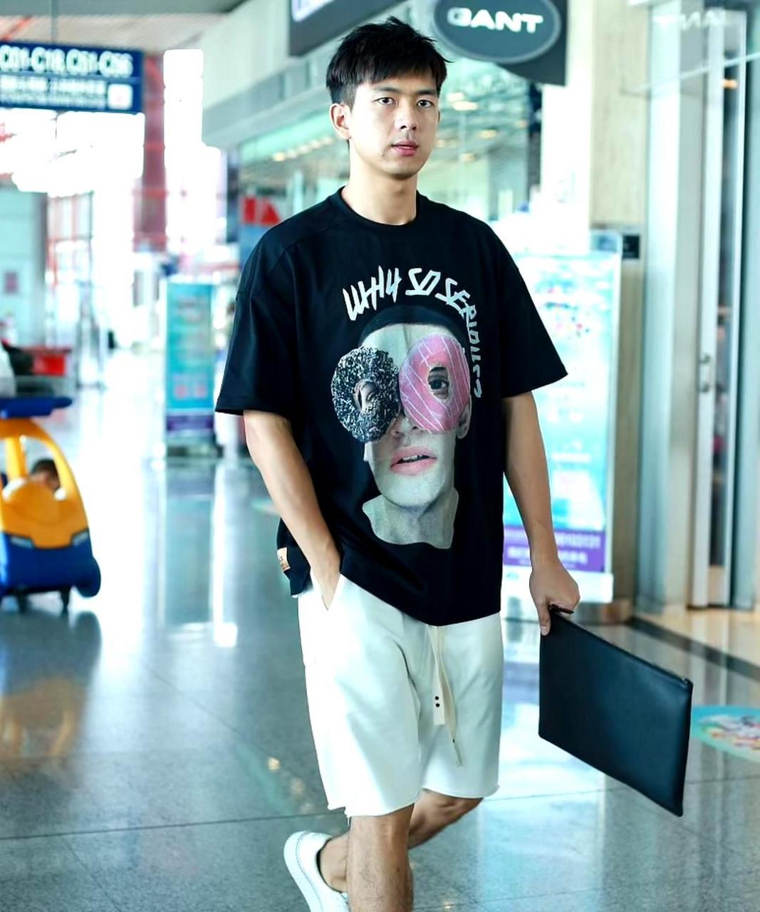 李现的身材高大挺拔,但是留胡子让他瞬间老了20岁,而且腿毛也很抢镜.