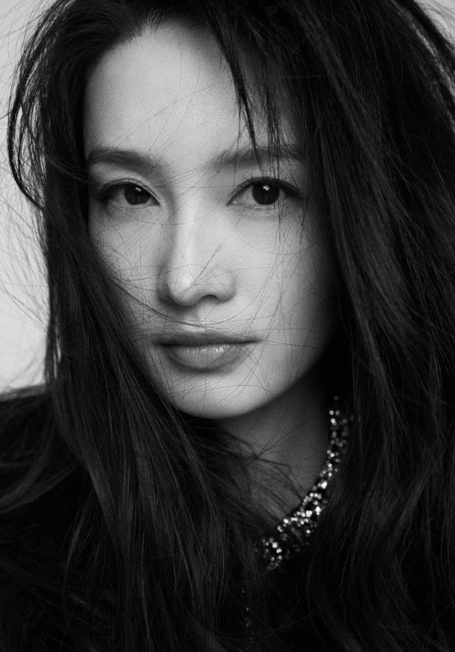 李沁黑与白怼脸大片,美女怎么拍怎么美,在《人生之路》中的村花刘巧珍