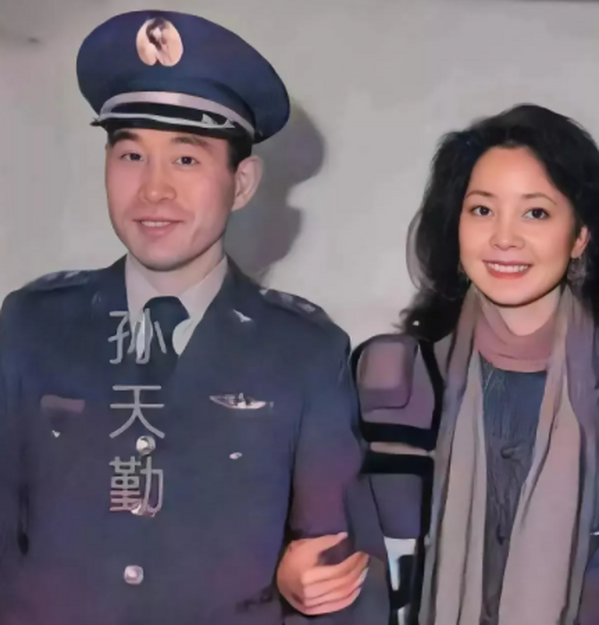 照片中的孙天勤穿着国军军装,嘴角上扬,露出了丑陋的微笑.