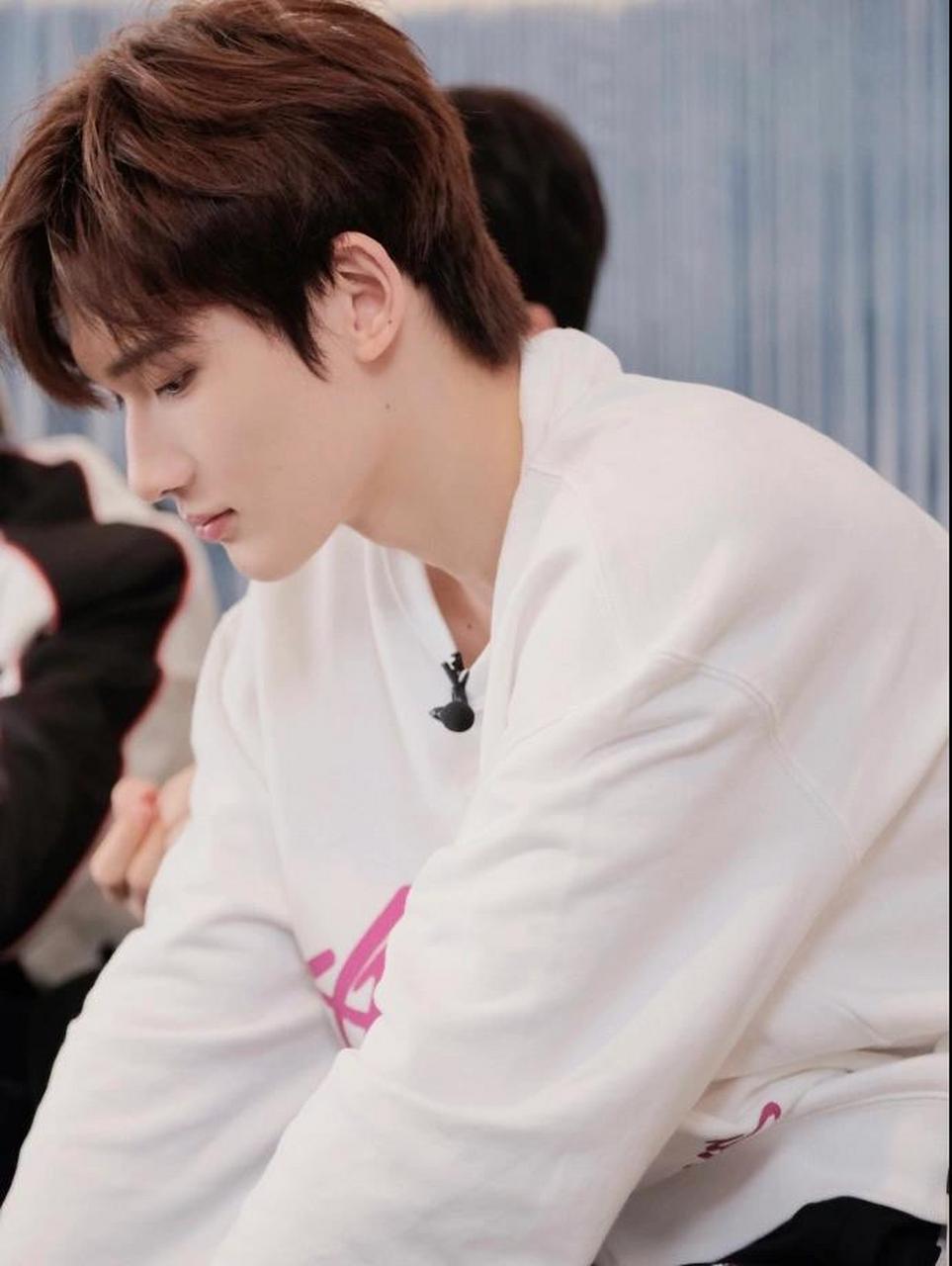 宇涵穿搭 是奶乎乎滴帅哥啊啊啊 tf三代崽余宇涵日常随拍同款, 奶白和