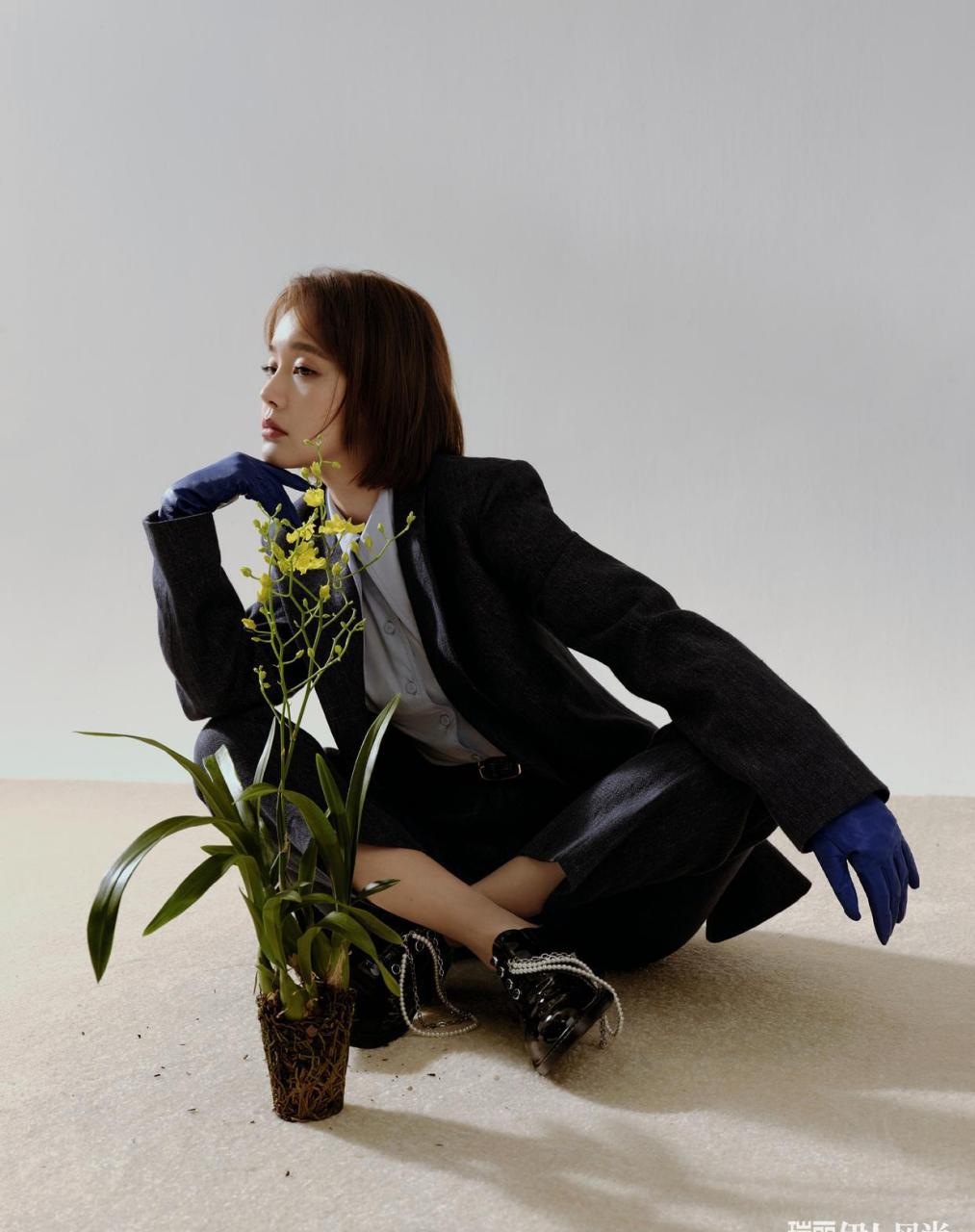 张佳宁简约大片,短发好俏皮可爱啊,裙子也非常适合张佳宁,是个贵气的