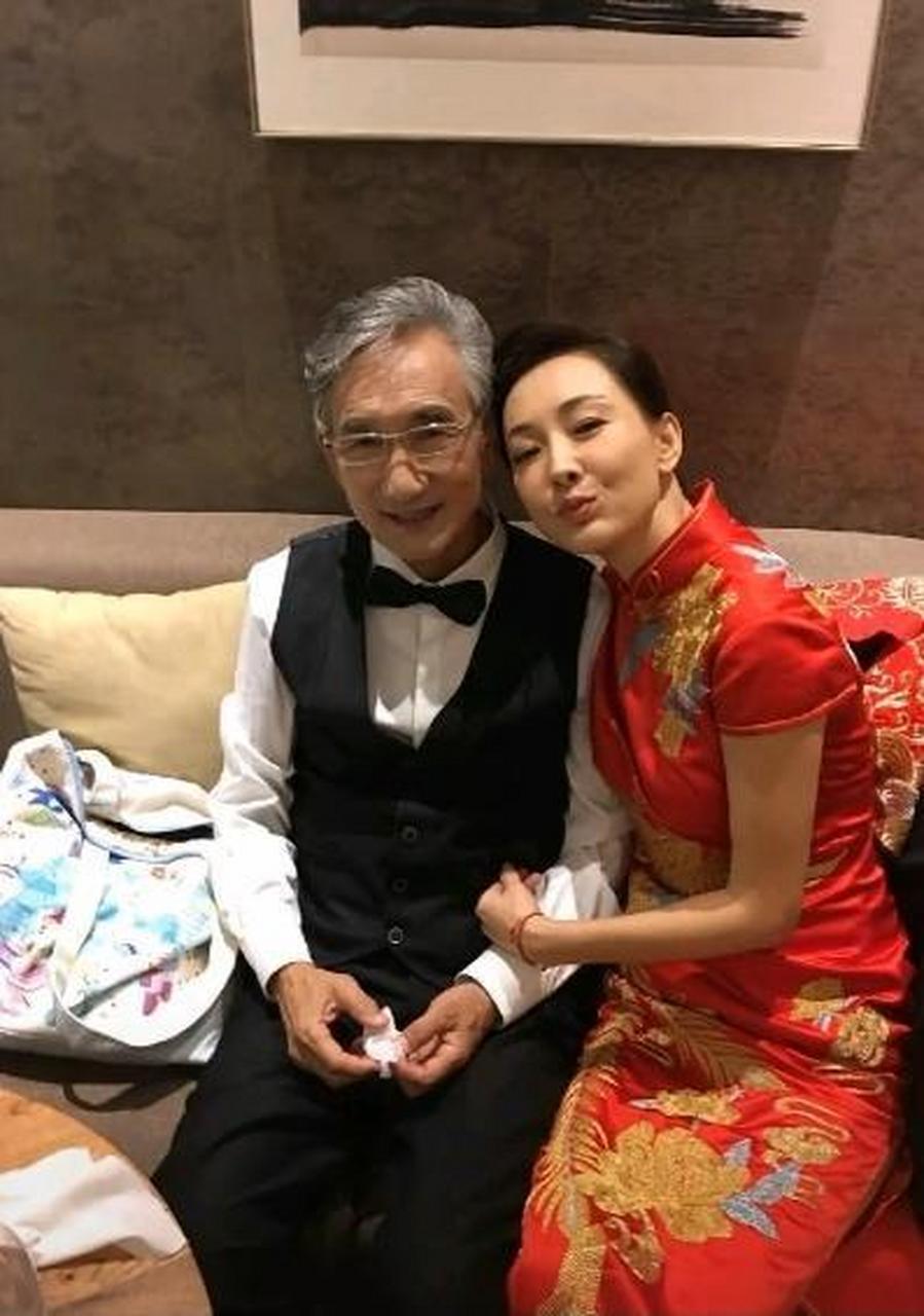 难得 难得,牛莉罕见曝富豪老公近照.