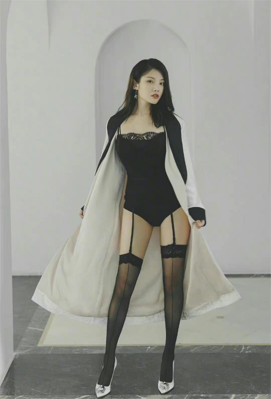 明星娱乐热点# 徐冬冬是为数不多自带大嫂范儿的演员,黑丝美腿也是