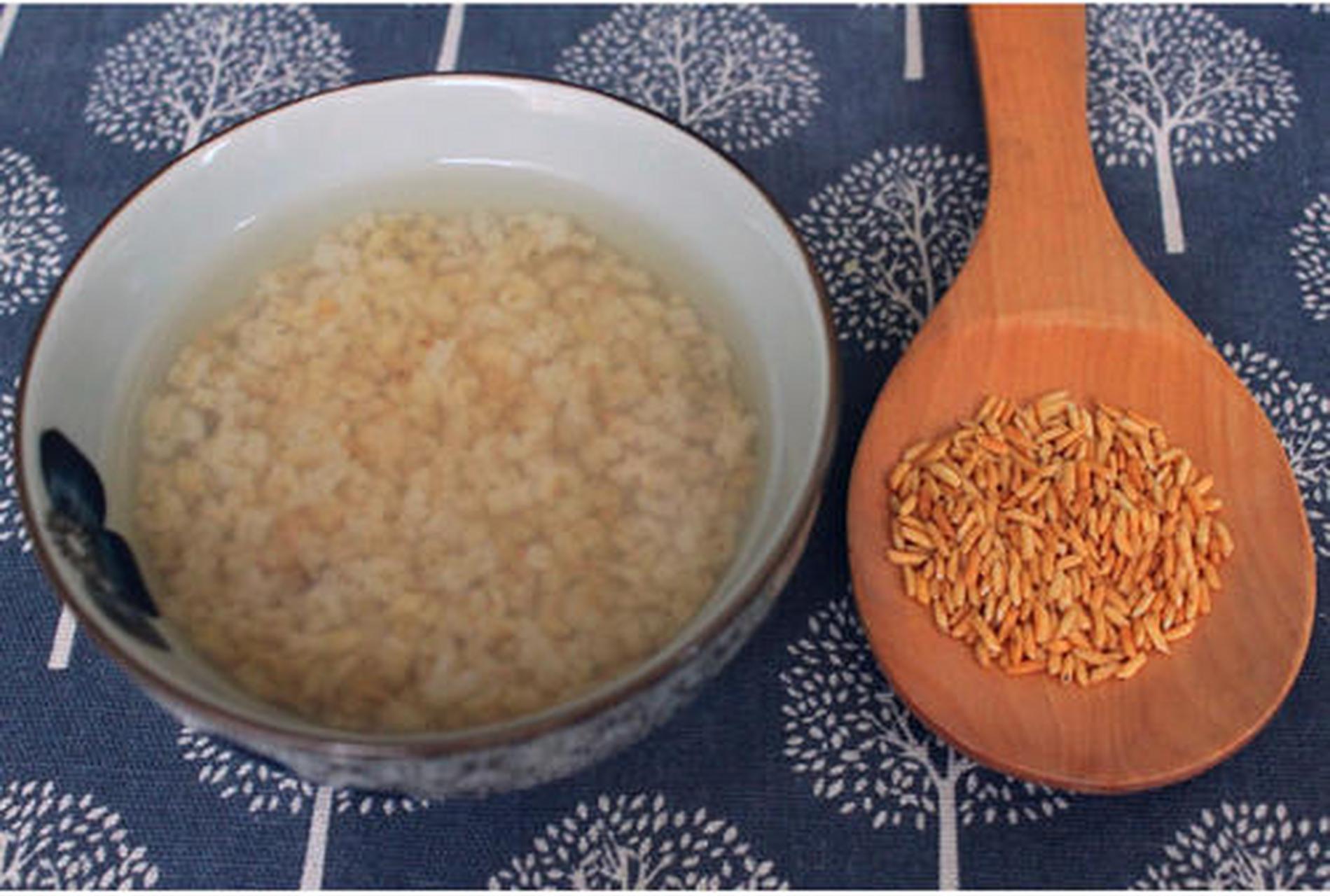 其做法是先将大米放在锅里文火干炒,炒到大米发黄带焦时起锅,用水洗净