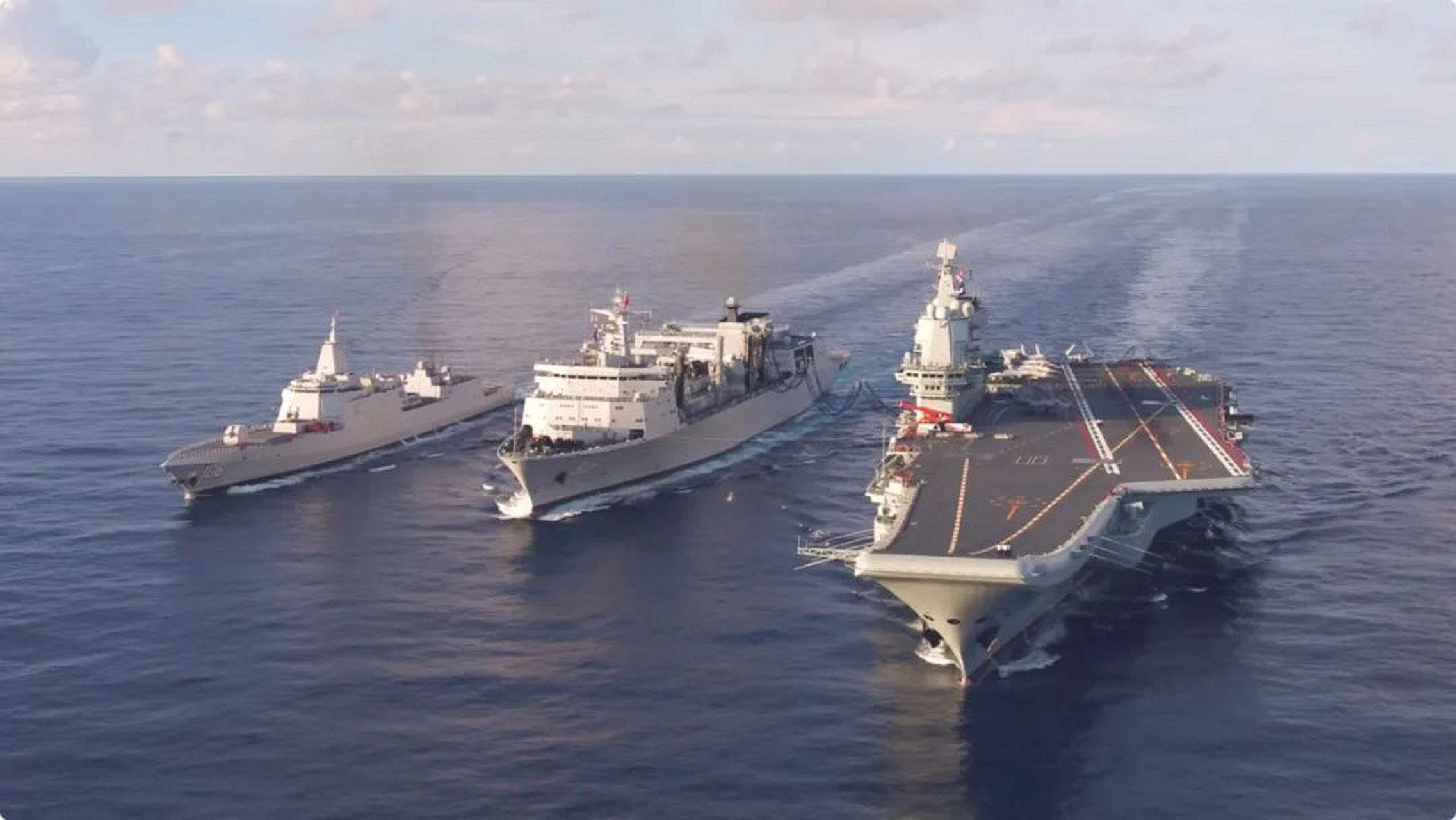 近日,中国海军山东舰航母编队再次出现在台湾附近海域进行演练.