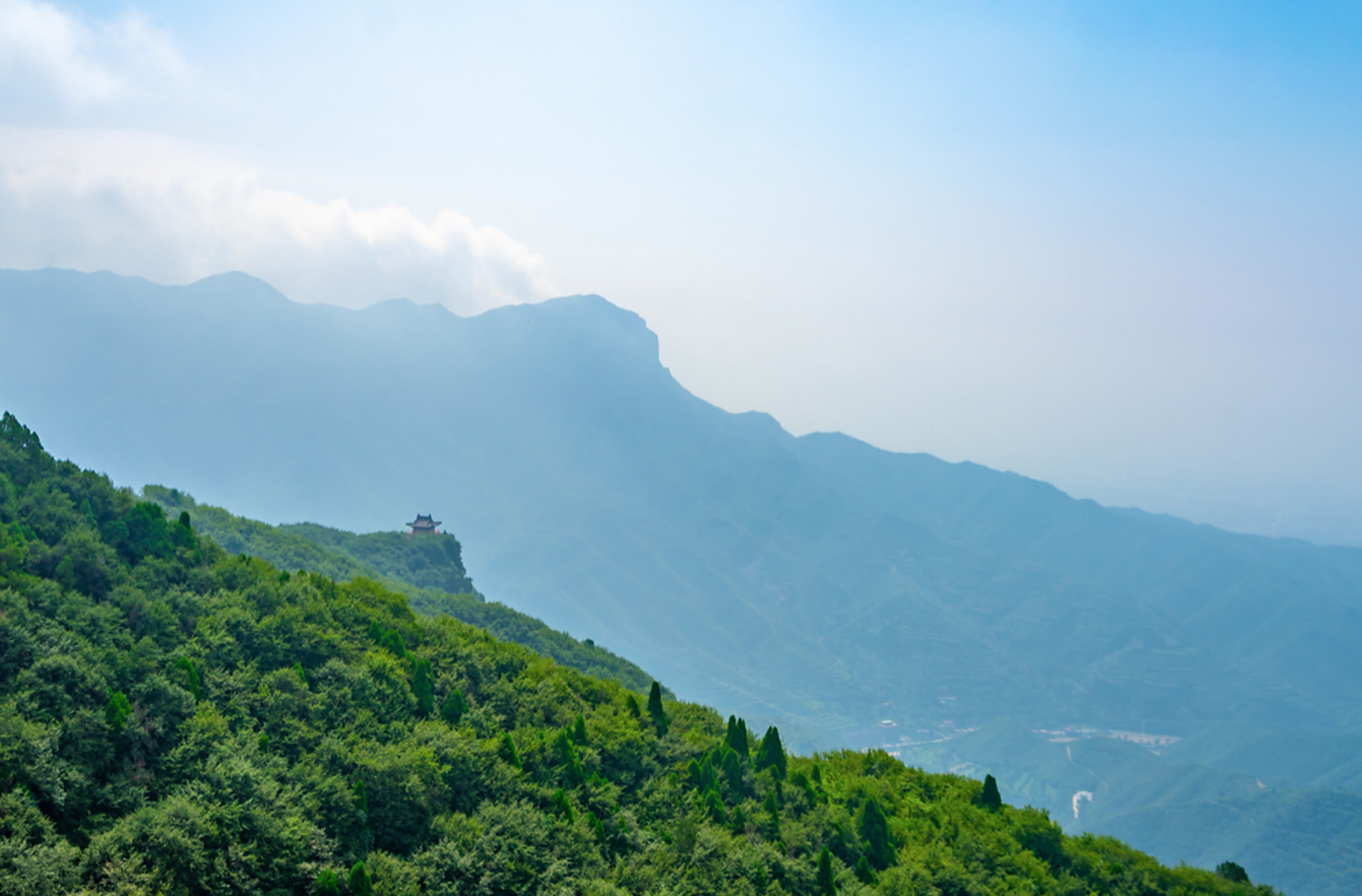 绿意云丘山是位于广东省韶关市南雄市的一处山水旅游景区,这里风景